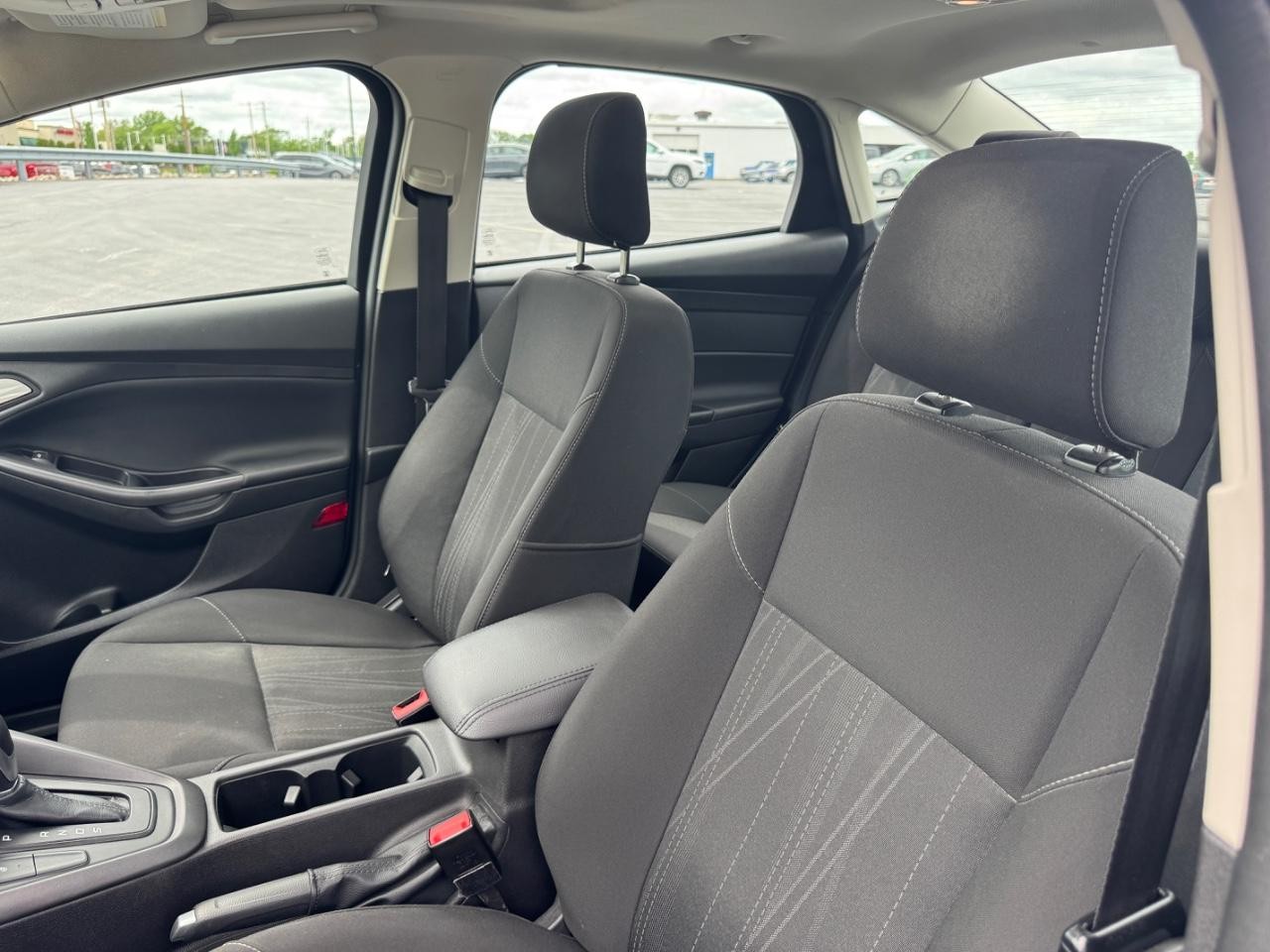 Ford Focus Vehicle Full-screen Gallery Image 19