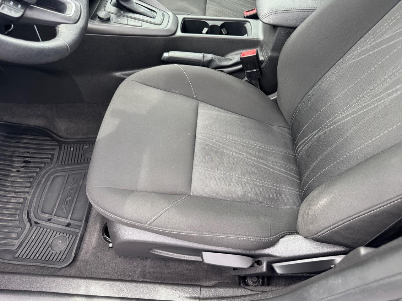 Ford Focus Vehicle Full-screen Gallery Image 20