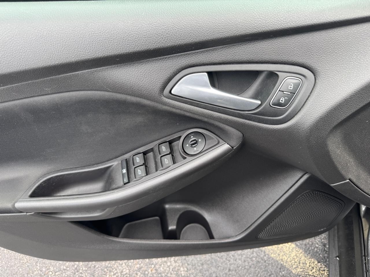 Ford Focus Vehicle Full-screen Gallery Image 21