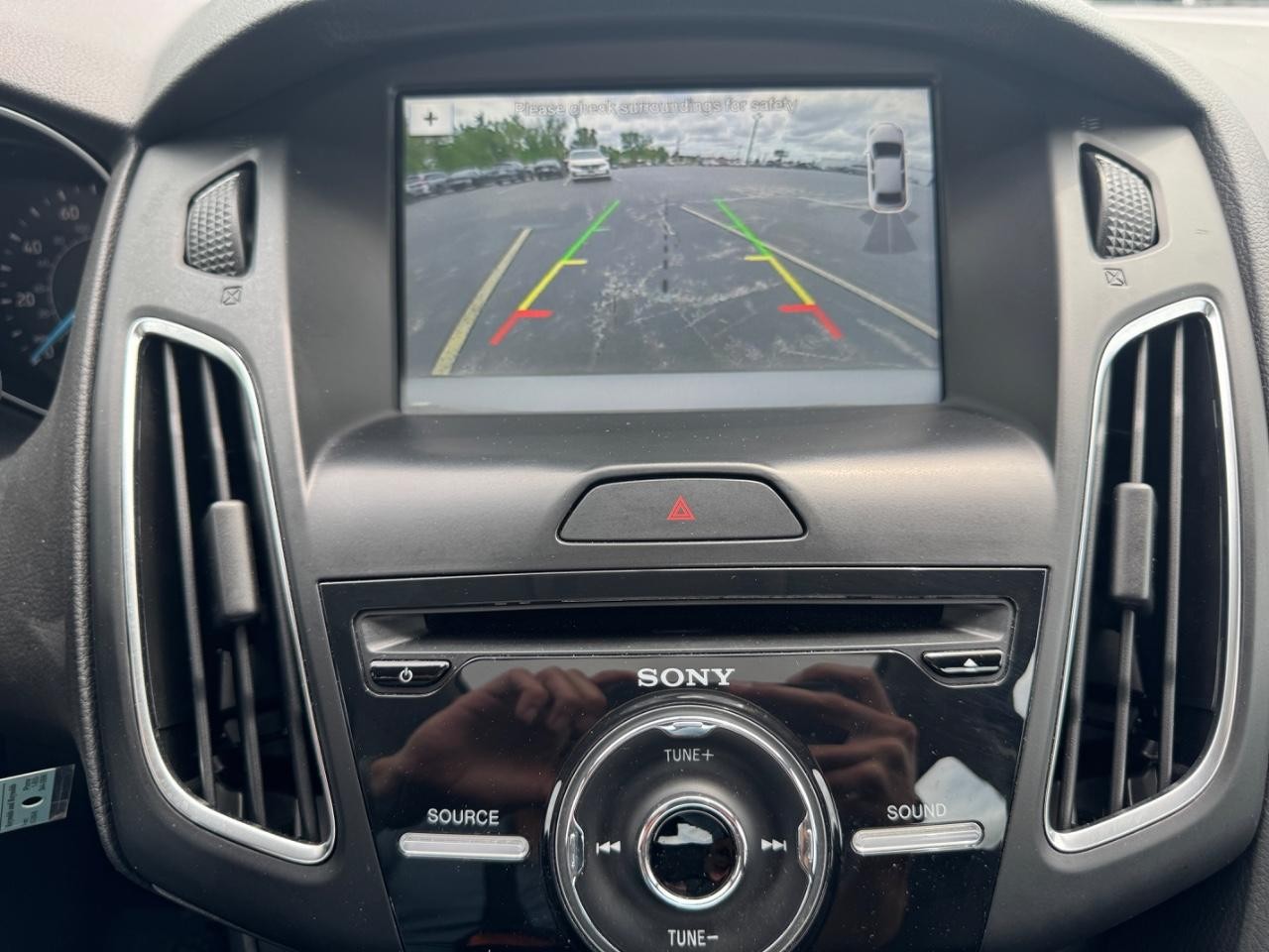 Ford Focus Vehicle Full-screen Gallery Image 27