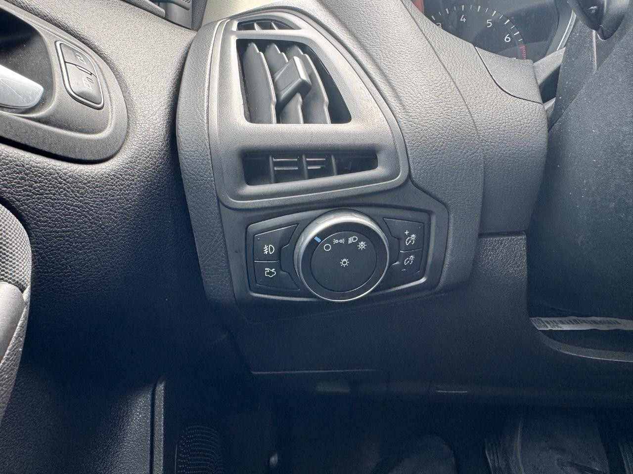 Ford Focus Vehicle Full-screen Gallery Image 28