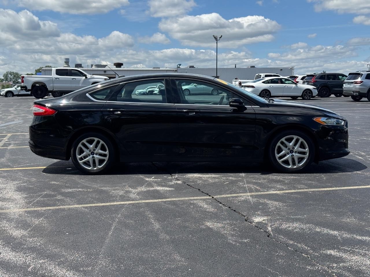 Ford Fusion Vehicle Full-screen Gallery Image 03