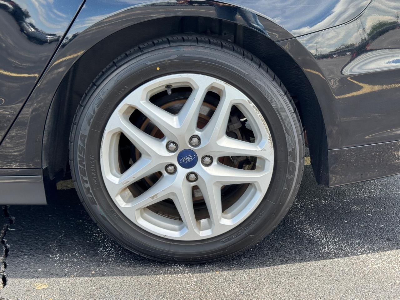 Ford Fusion Vehicle Full-screen Gallery Image 08