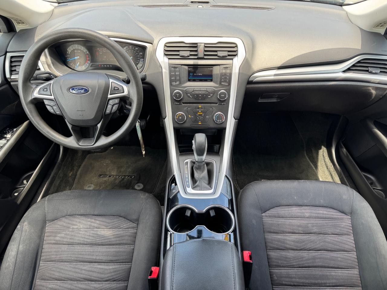 Ford Fusion Vehicle Full-screen Gallery Image 12