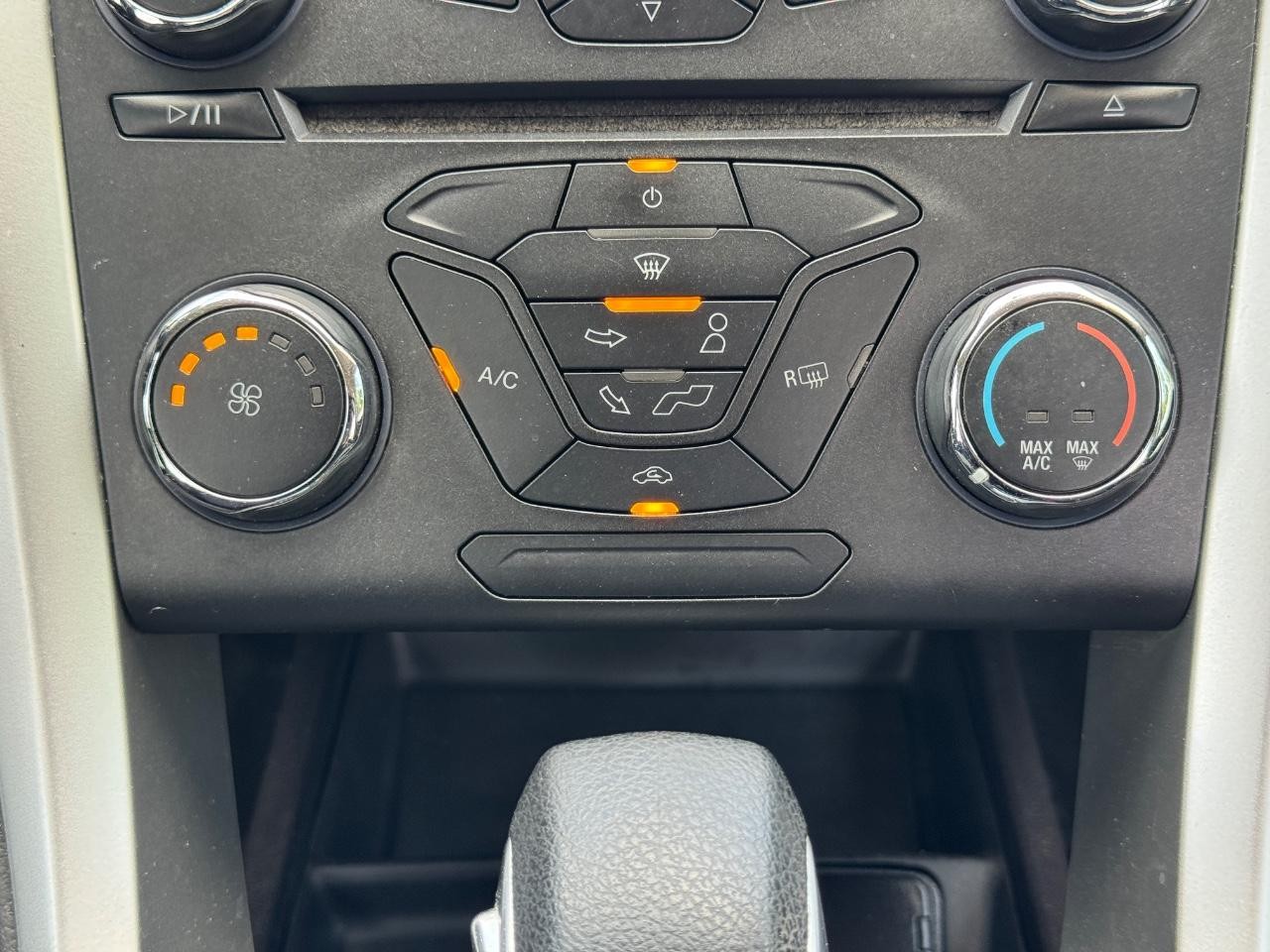 Ford Fusion Vehicle Full-screen Gallery Image 15