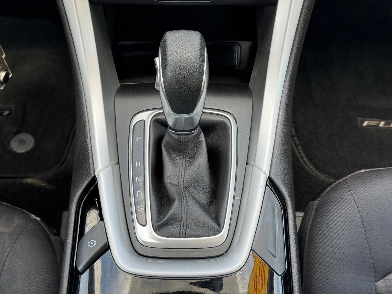 Ford Fusion Vehicle Full-screen Gallery Image 16