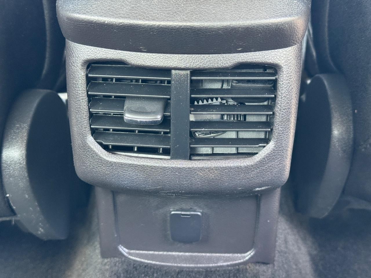 Ford Fusion Vehicle Full-screen Gallery Image 17