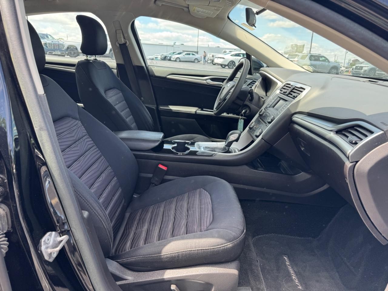 Ford Fusion Vehicle Full-screen Gallery Image 18