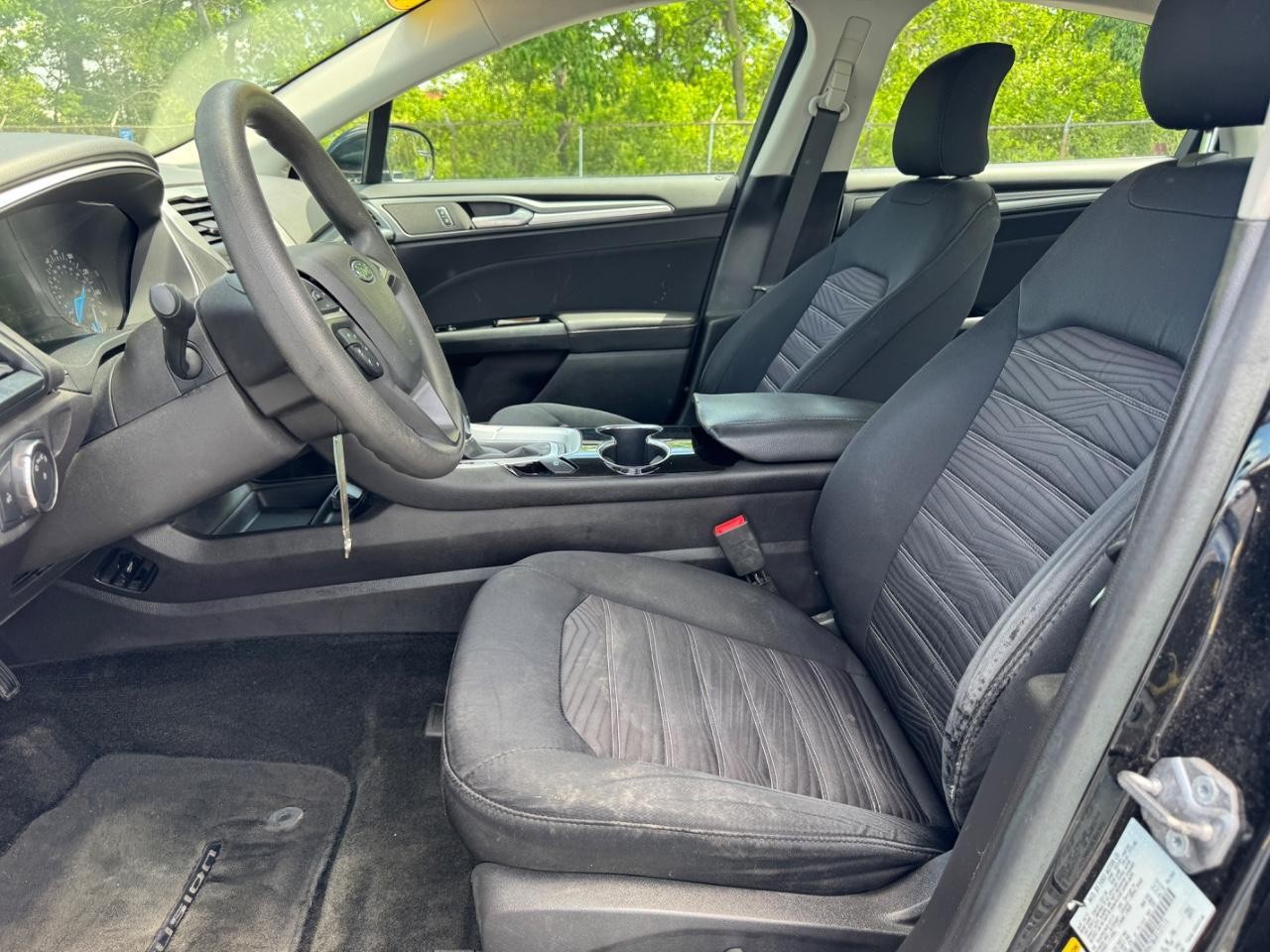 Ford Fusion Vehicle Full-screen Gallery Image 19