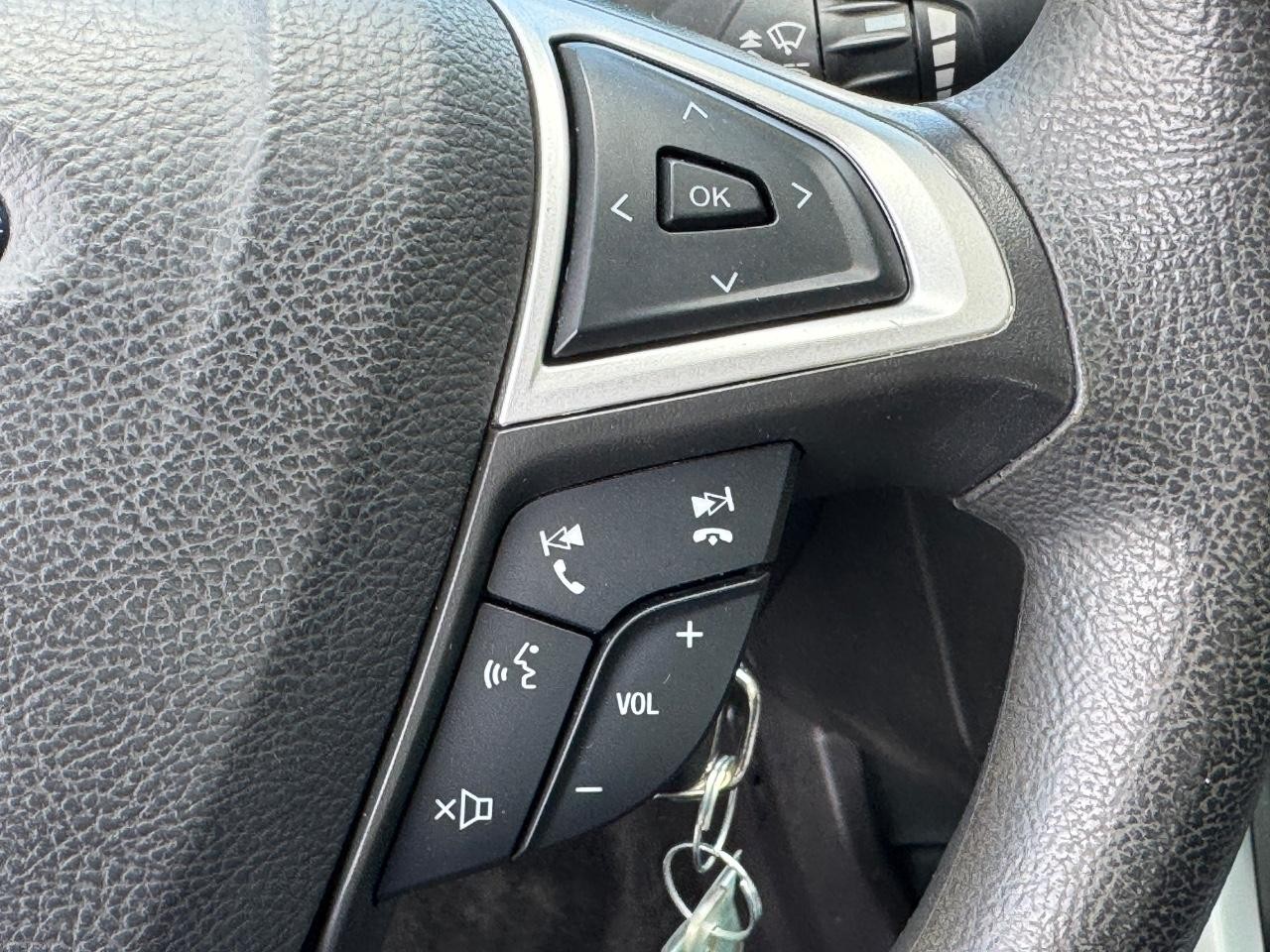 Ford Fusion Vehicle Full-screen Gallery Image 22