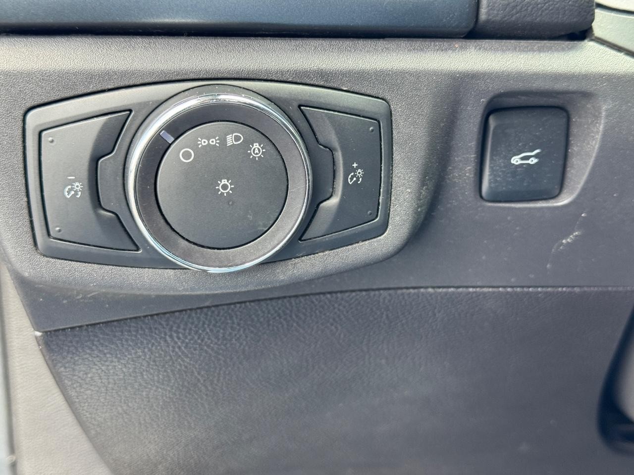 Ford Fusion Vehicle Full-screen Gallery Image 23