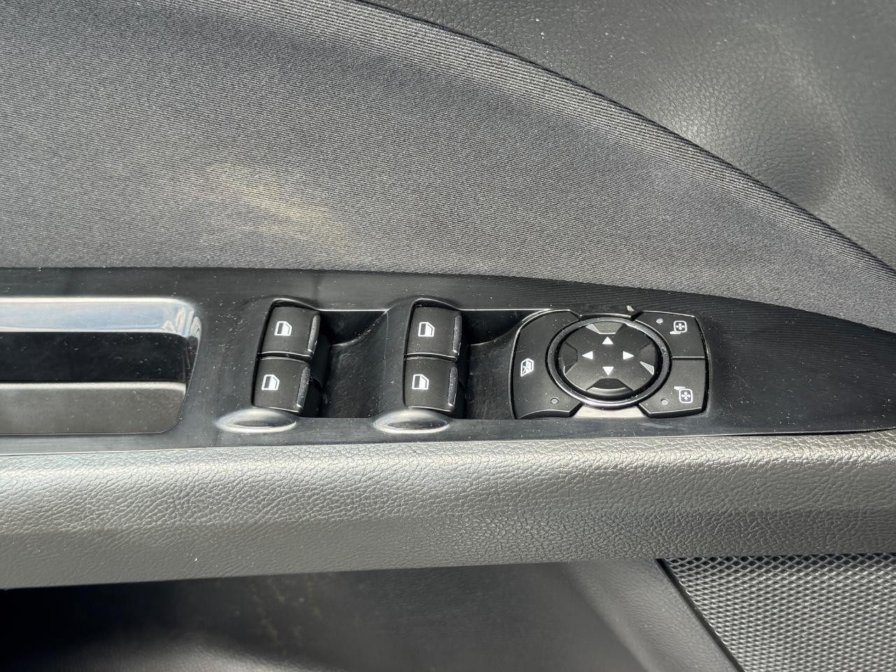 Ford Fusion Vehicle Full-screen Gallery Image 25