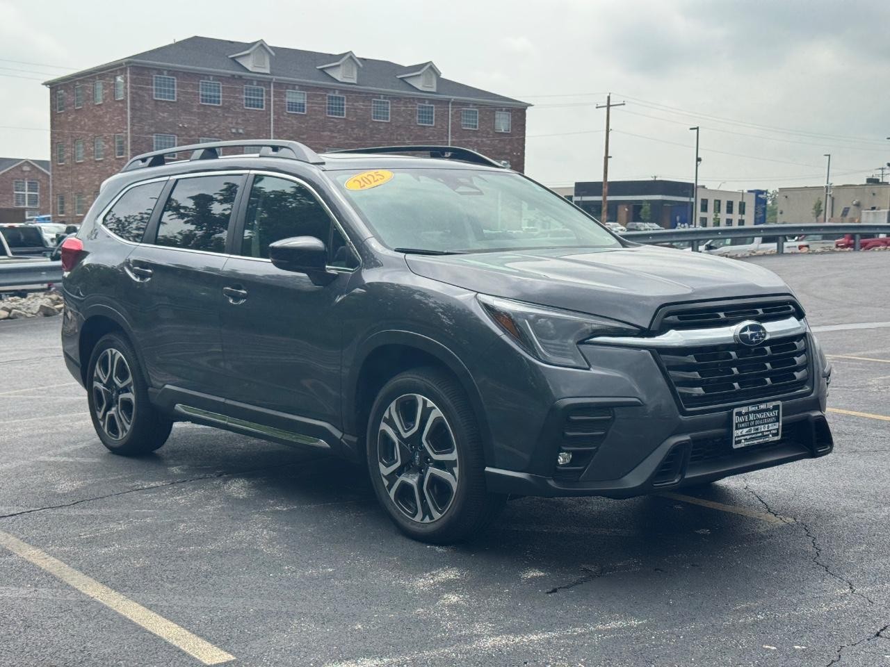 Subaru Ascent Vehicle Full-screen Gallery Image 02