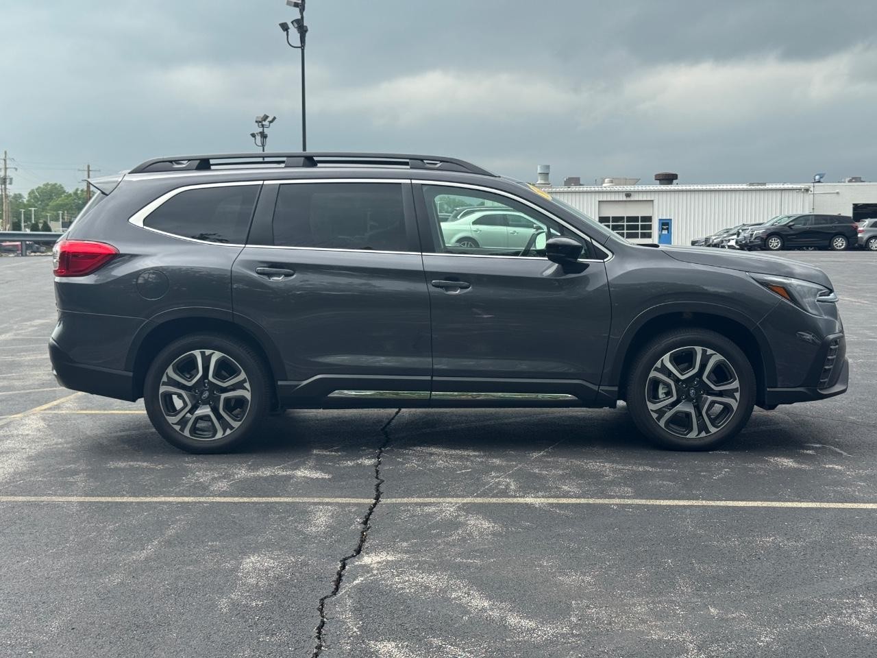 Subaru Ascent Vehicle Full-screen Gallery Image 03