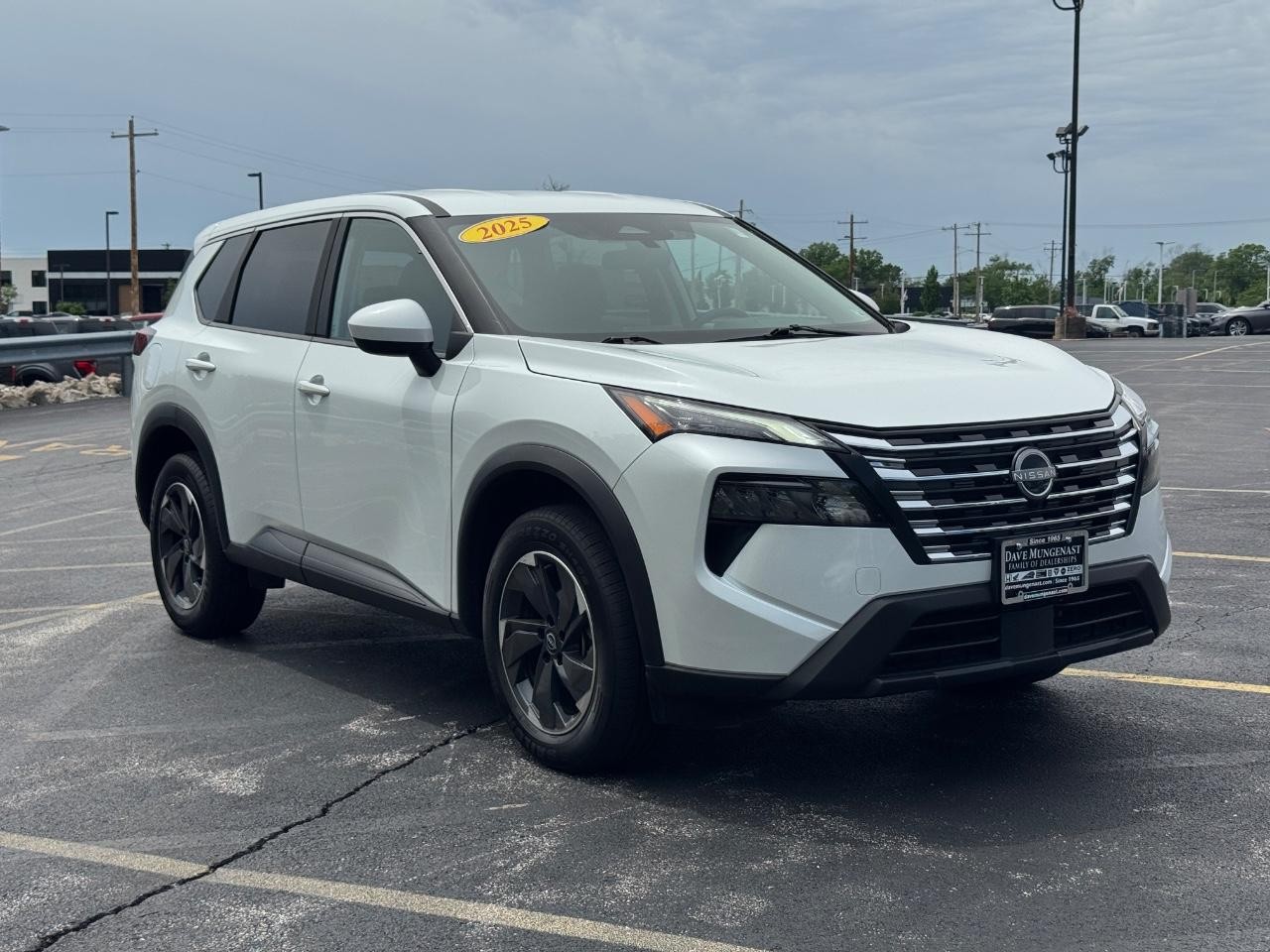 Nissan Rogue Vehicle Full-screen Gallery Image 02