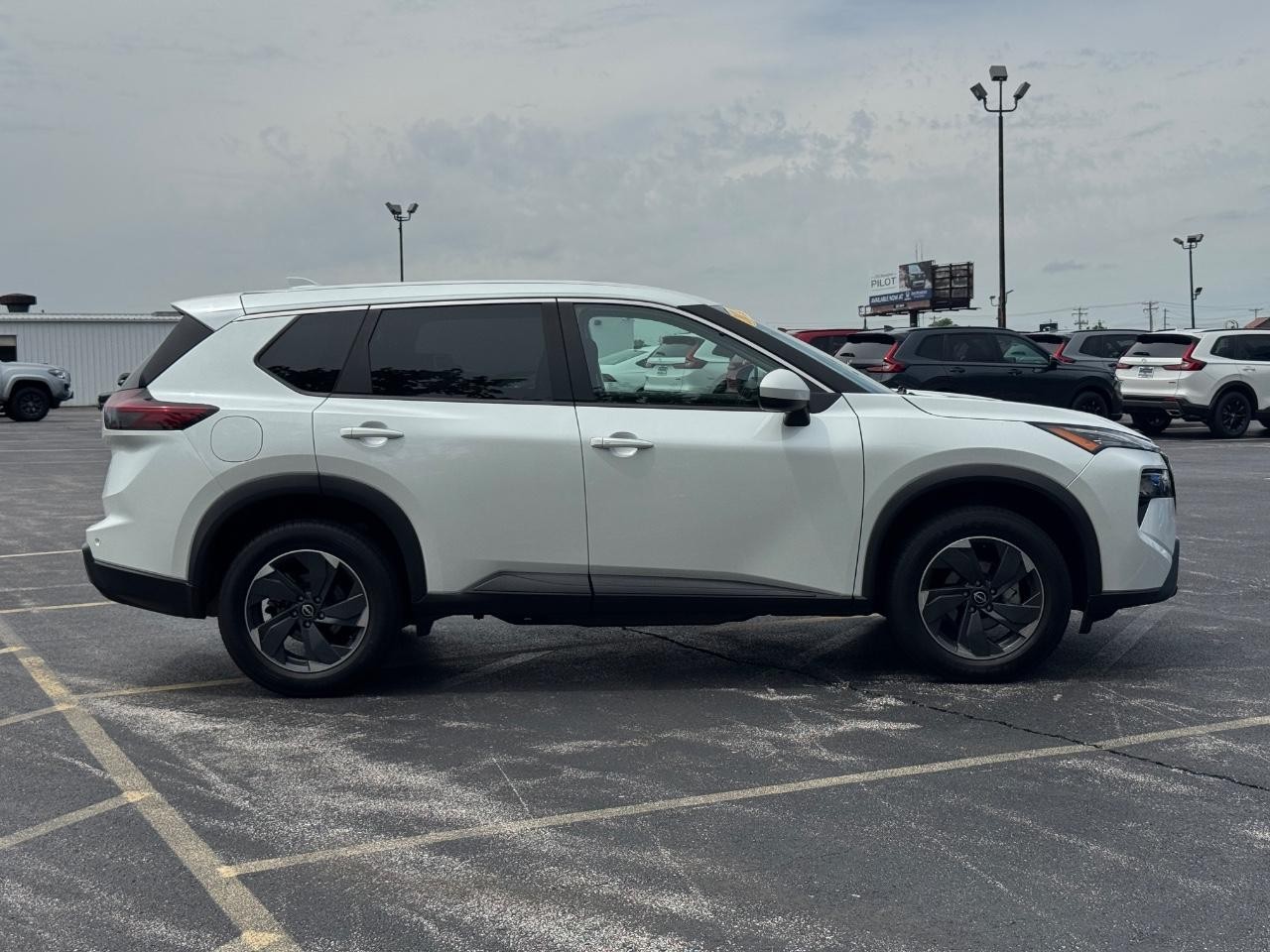 Nissan Rogue Vehicle Full-screen Gallery Image 03