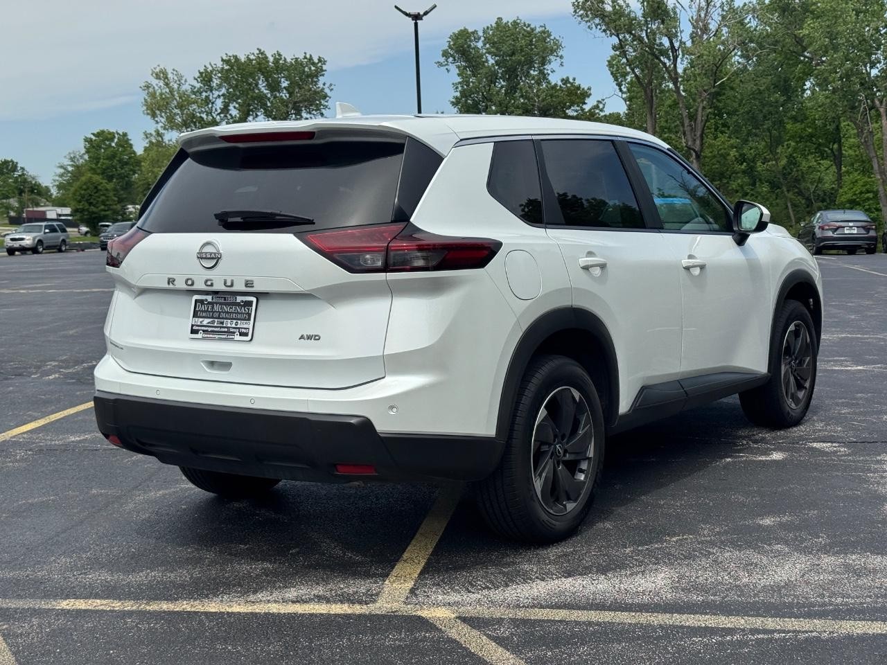 Nissan Rogue Vehicle Full-screen Gallery Image 04