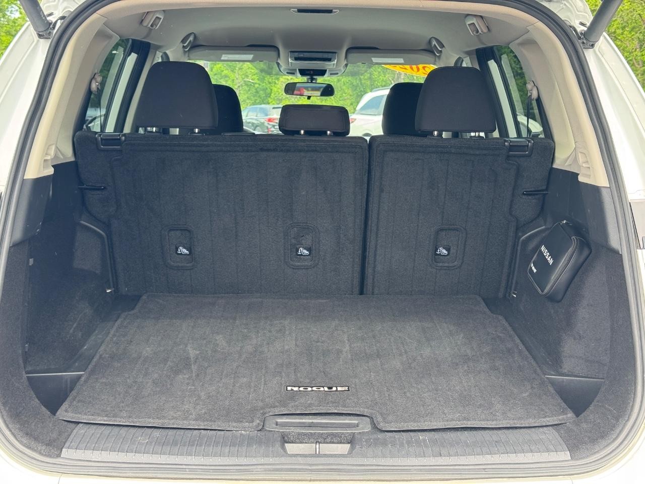 Nissan Rogue Vehicle Full-screen Gallery Image 05