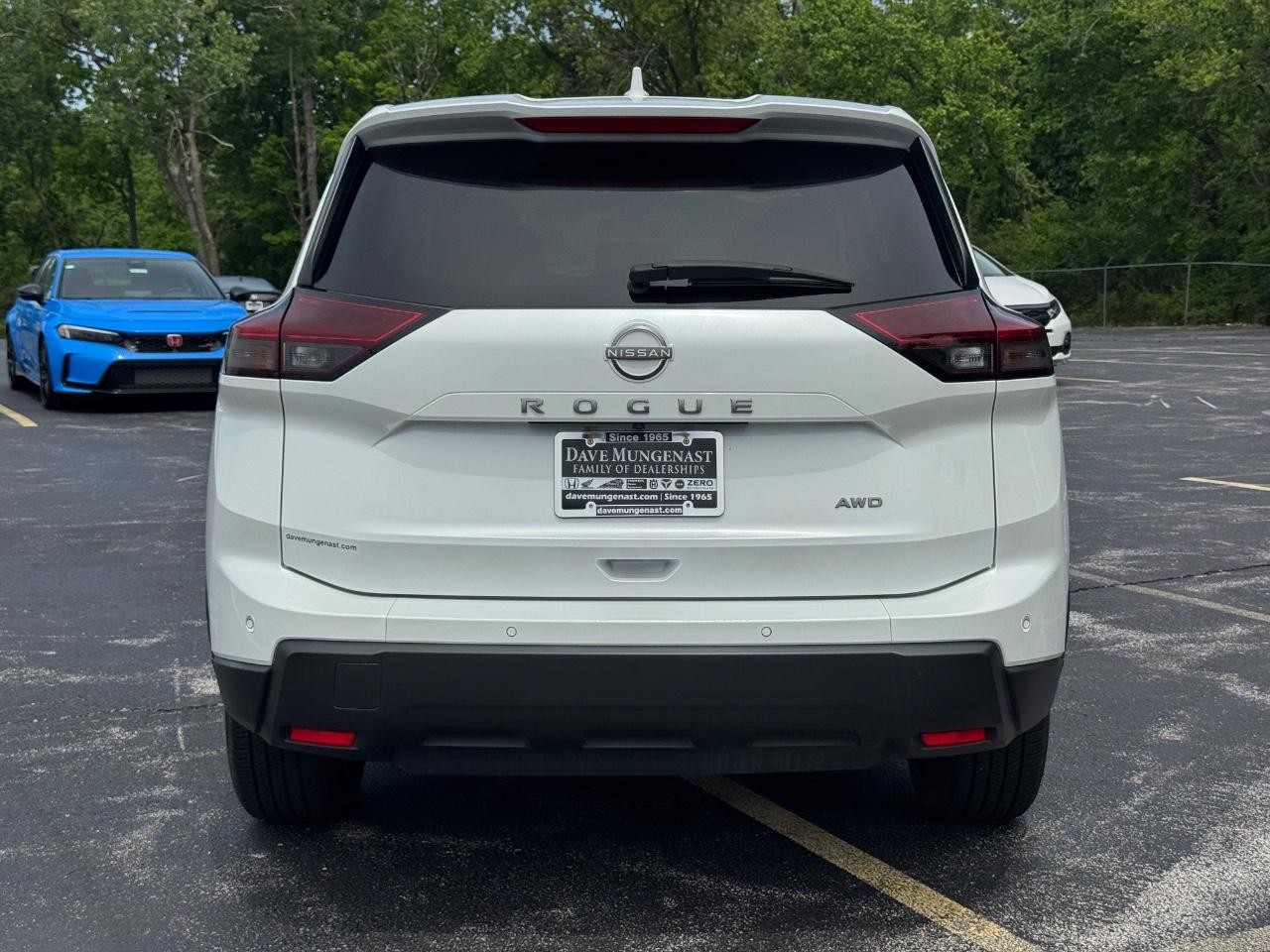 Nissan Rogue Vehicle Full-screen Gallery Image 06