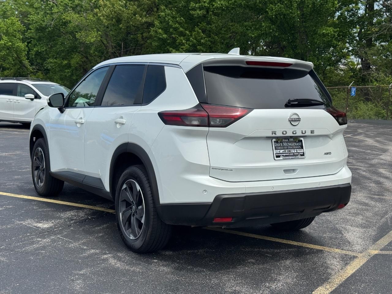 Nissan Rogue Vehicle Full-screen Gallery Image 07