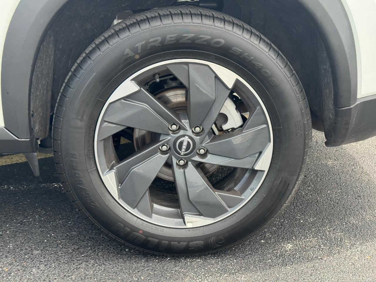 Nissan Rogue Vehicle Full-screen Gallery Image 08