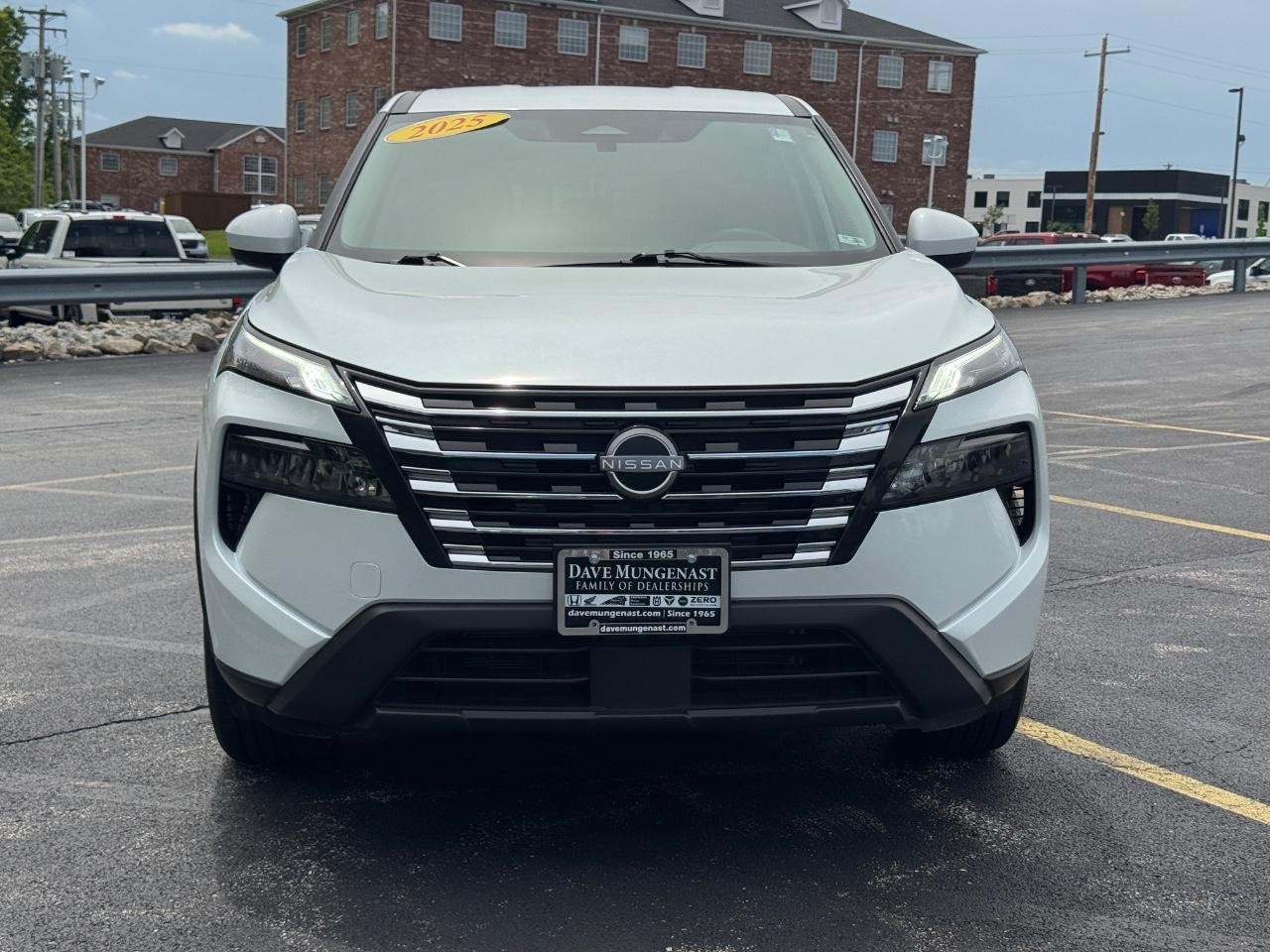 Nissan Rogue Vehicle Full-screen Gallery Image 10