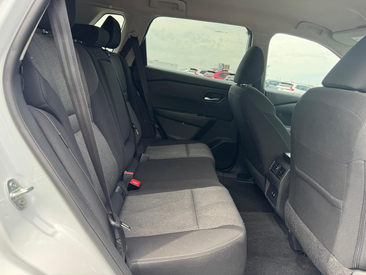 Nissan Rogue Vehicle Full-screen Gallery Image 11