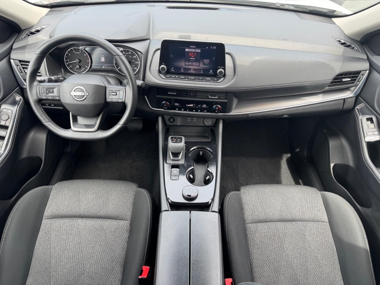 Nissan Rogue Vehicle Full-screen Gallery Image 12