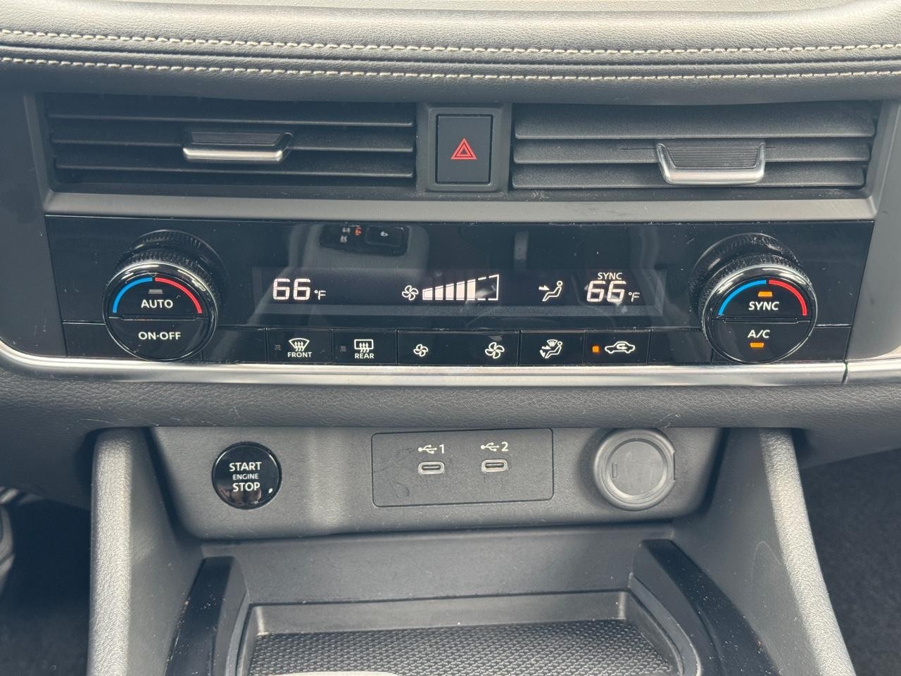 Nissan Rogue Vehicle Full-screen Gallery Image 15