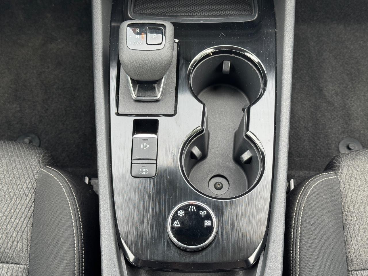 Nissan Rogue Vehicle Full-screen Gallery Image 16