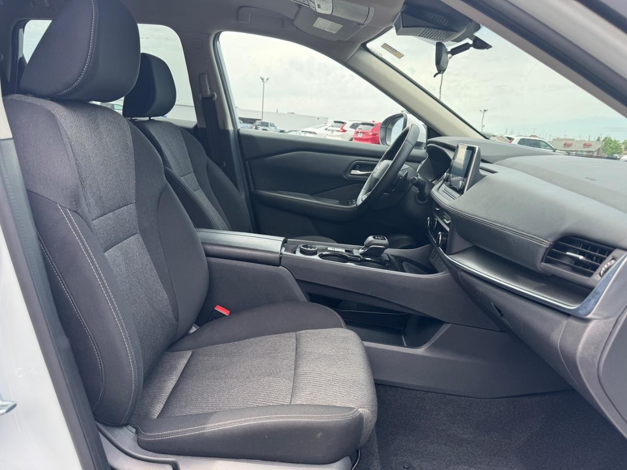 Nissan Rogue Vehicle Full-screen Gallery Image 18