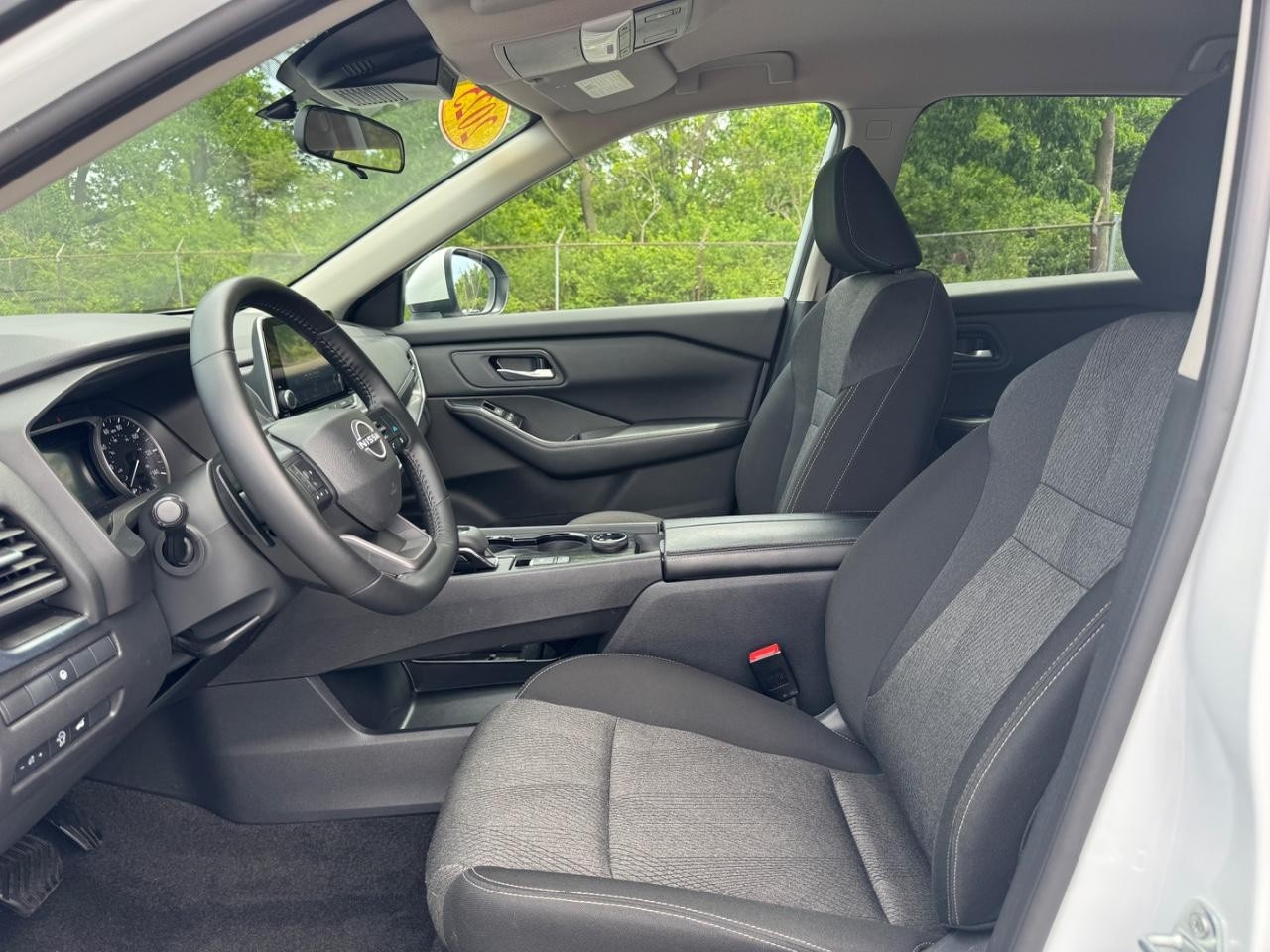 Nissan Rogue Vehicle Full-screen Gallery Image 19