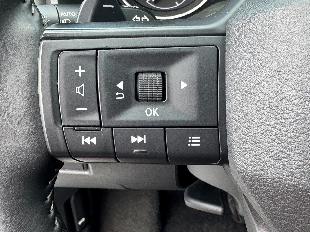 Nissan Rogue Vehicle Full-screen Gallery Image 21