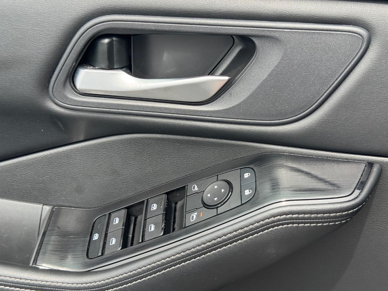 Nissan Rogue Vehicle Full-screen Gallery Image 25