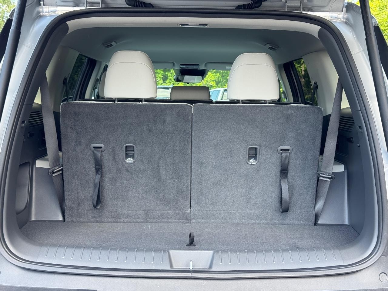 Hyundai Santa Fe Vehicle Full-screen Gallery Image 05