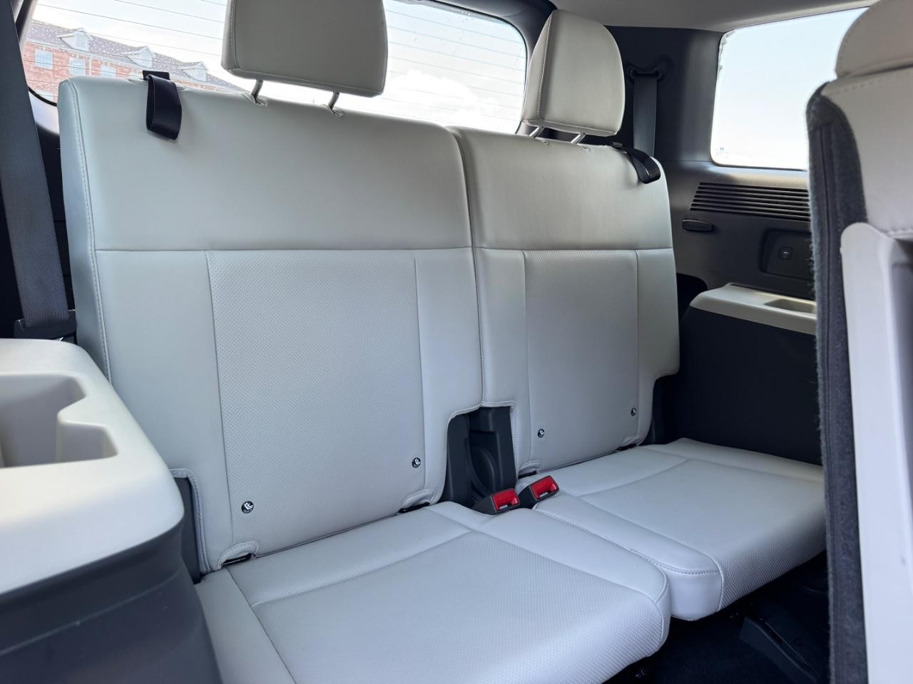 Hyundai Santa Fe Vehicle Full-screen Gallery Image 11