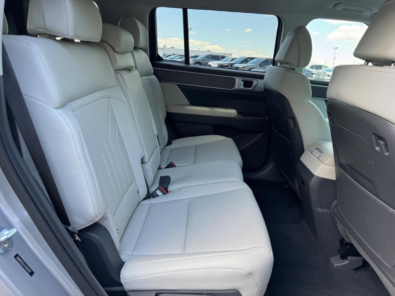 Hyundai Santa Fe Vehicle Full-screen Gallery Image 12