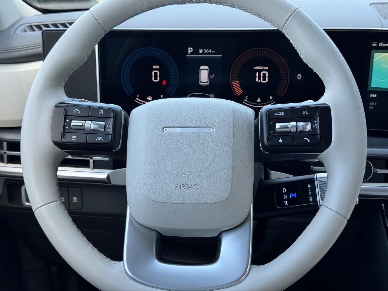 Hyundai Santa Fe Vehicle Full-screen Gallery Image 14