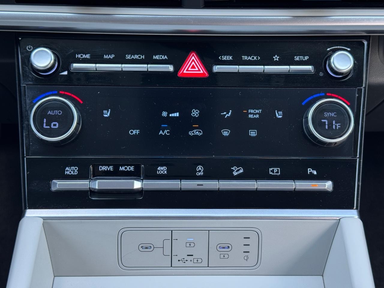 Hyundai Santa Fe Vehicle Full-screen Gallery Image 16