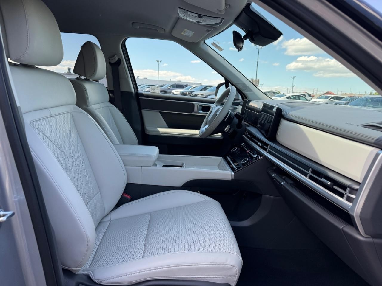 Hyundai Santa Fe Vehicle Full-screen Gallery Image 19