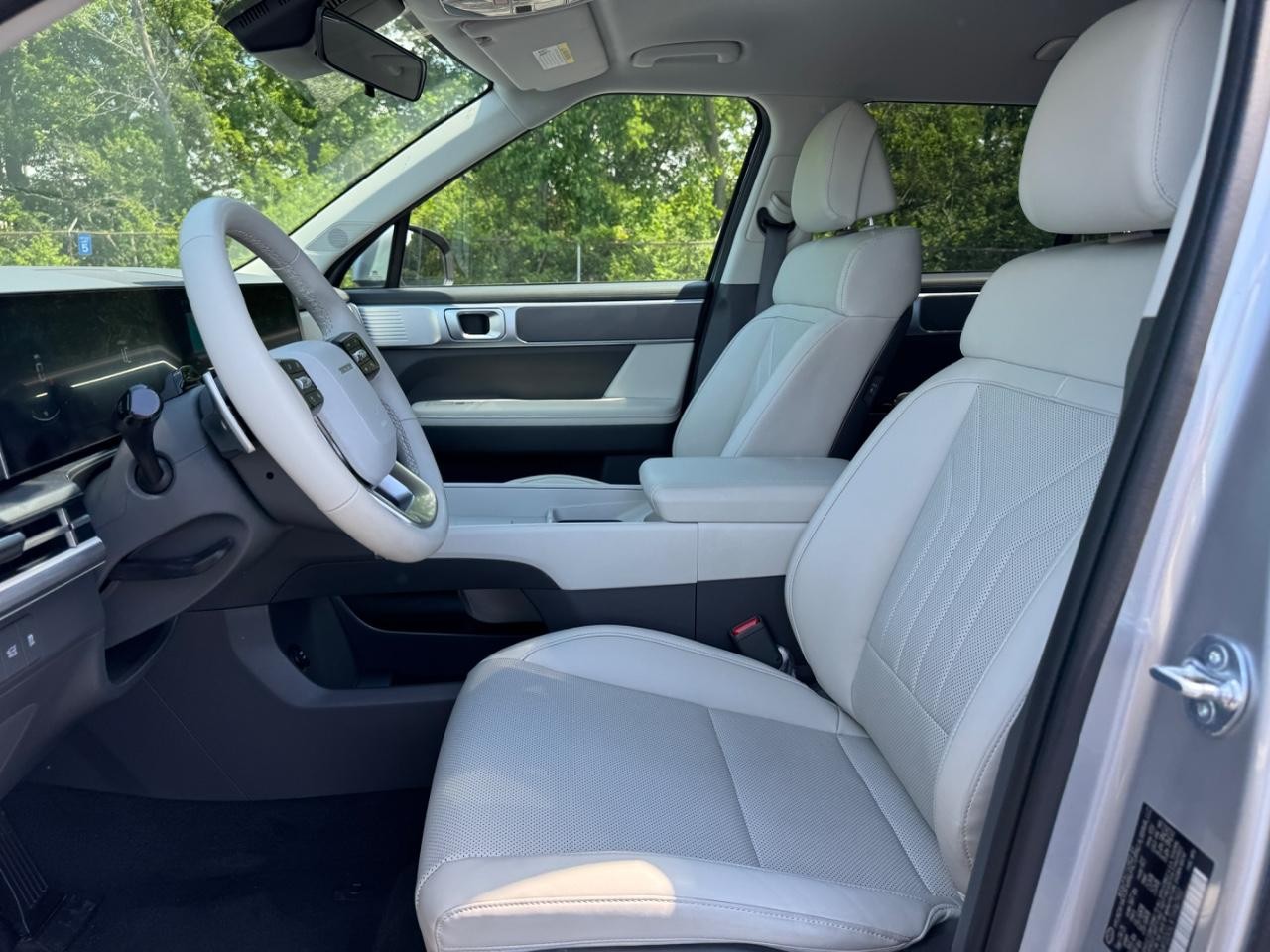 Hyundai Santa Fe Vehicle Full-screen Gallery Image 20