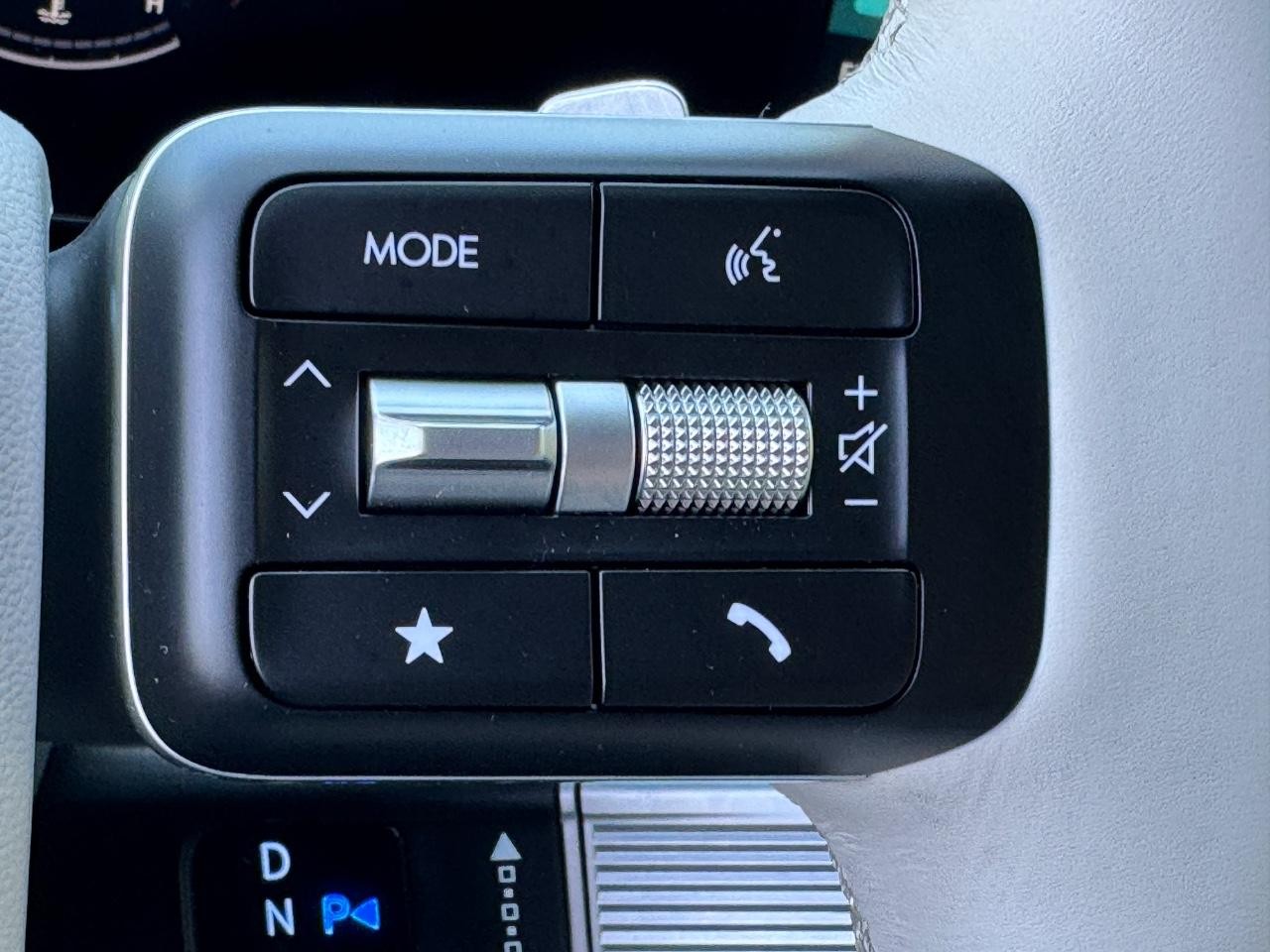Hyundai Santa Fe Vehicle Full-screen Gallery Image 23
