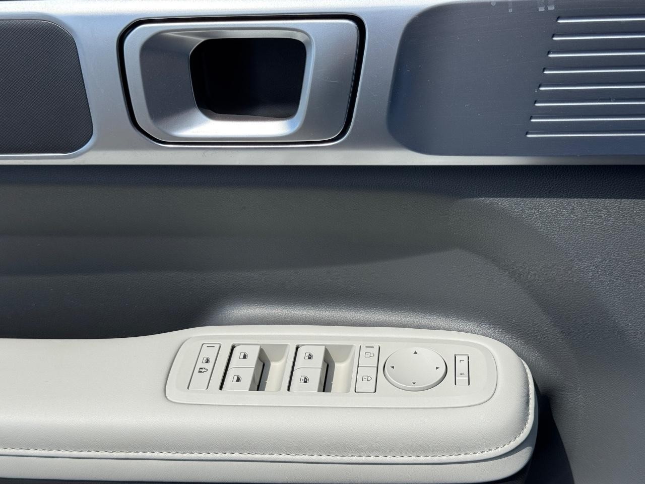Hyundai Santa Fe Vehicle Full-screen Gallery Image 26