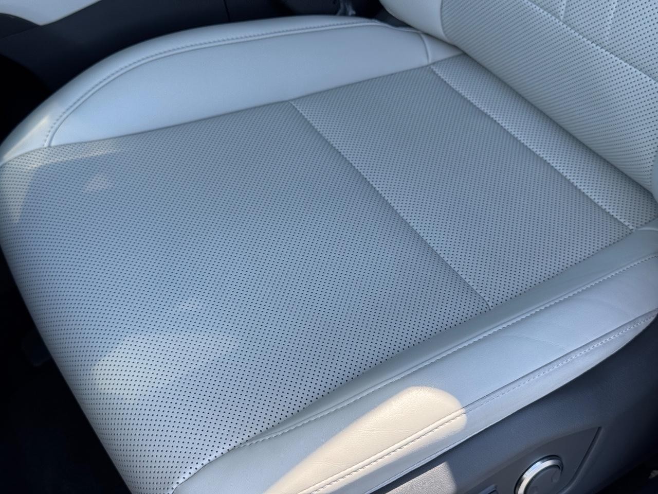 Hyundai Santa Fe Vehicle Full-screen Gallery Image 27