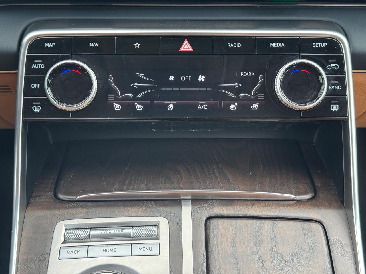 Genesis GV80 Vehicle Full-screen Gallery Image 15