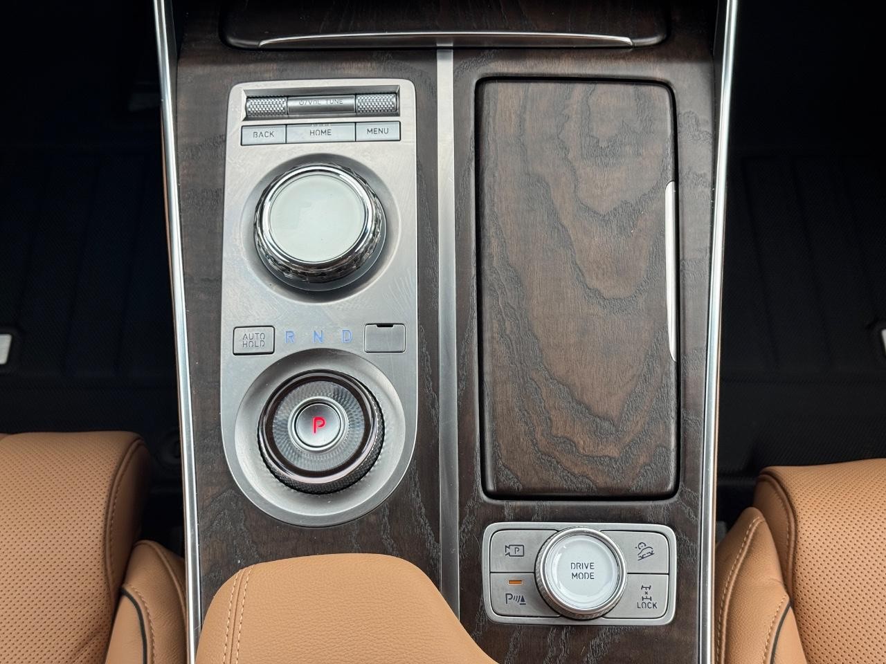 Genesis GV80 Vehicle Full-screen Gallery Image 16