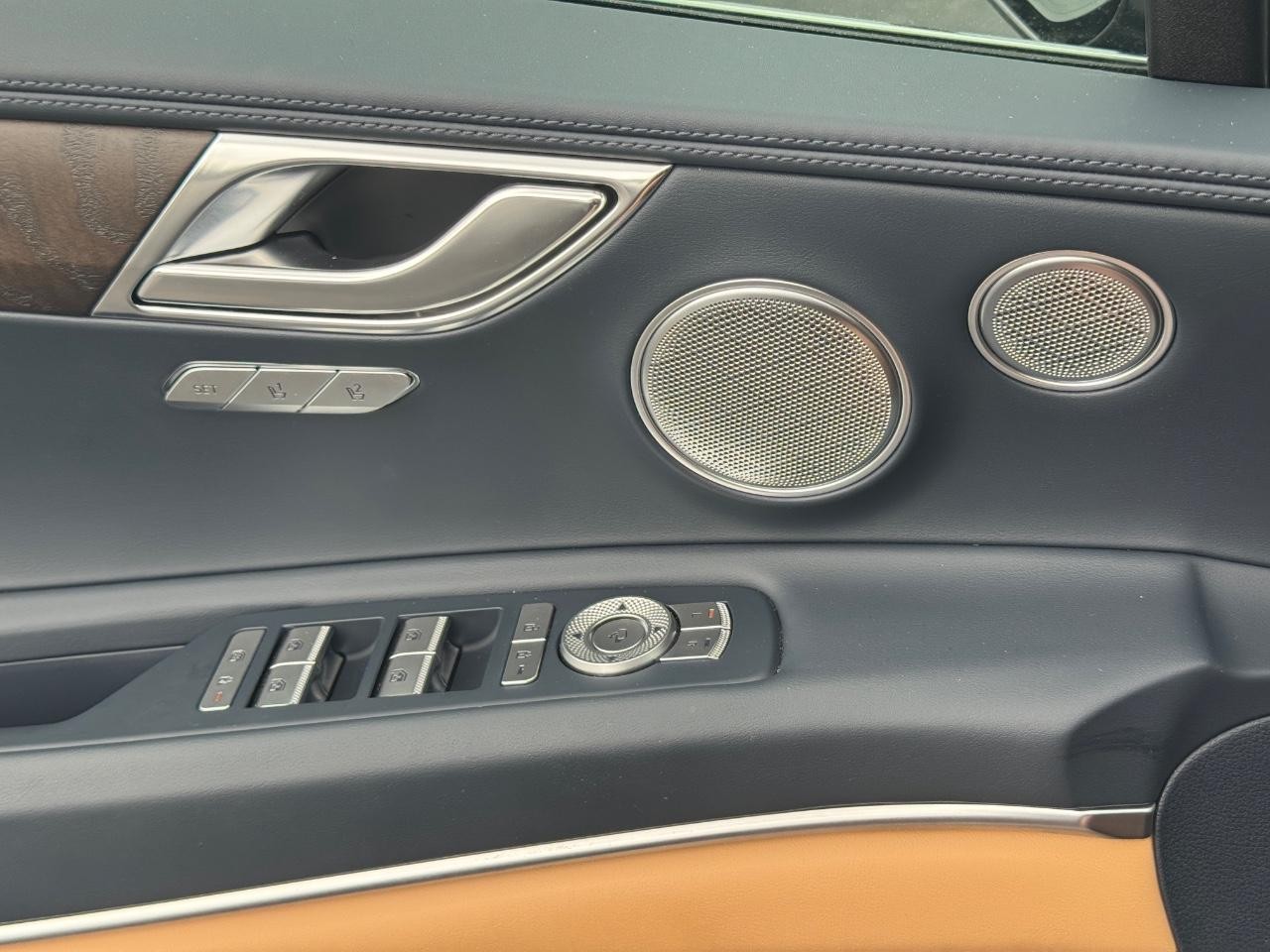 Genesis GV80 Vehicle Full-screen Gallery Image 27