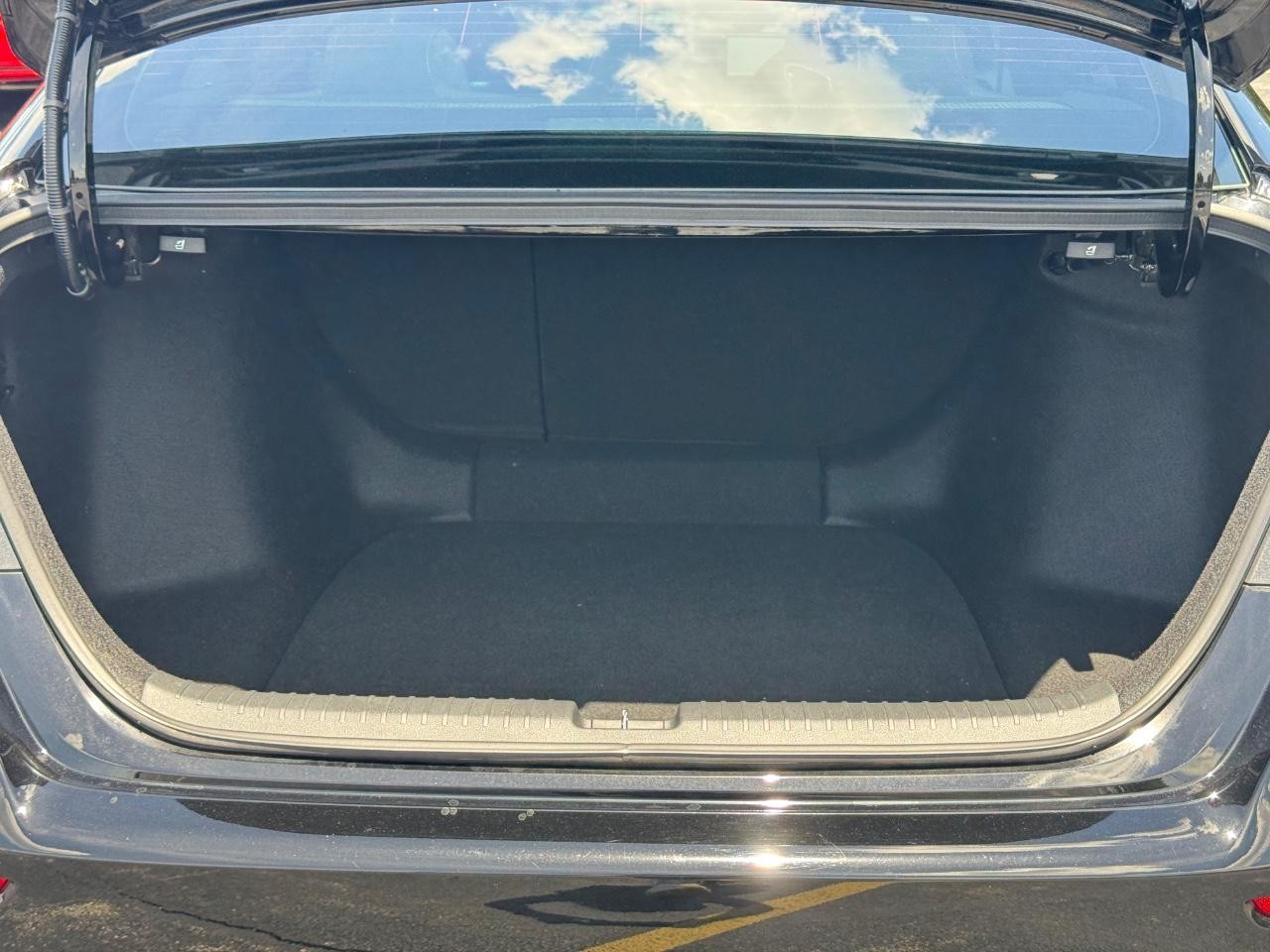 Honda Accord Hybrid Vehicle Full-screen Gallery Image 05