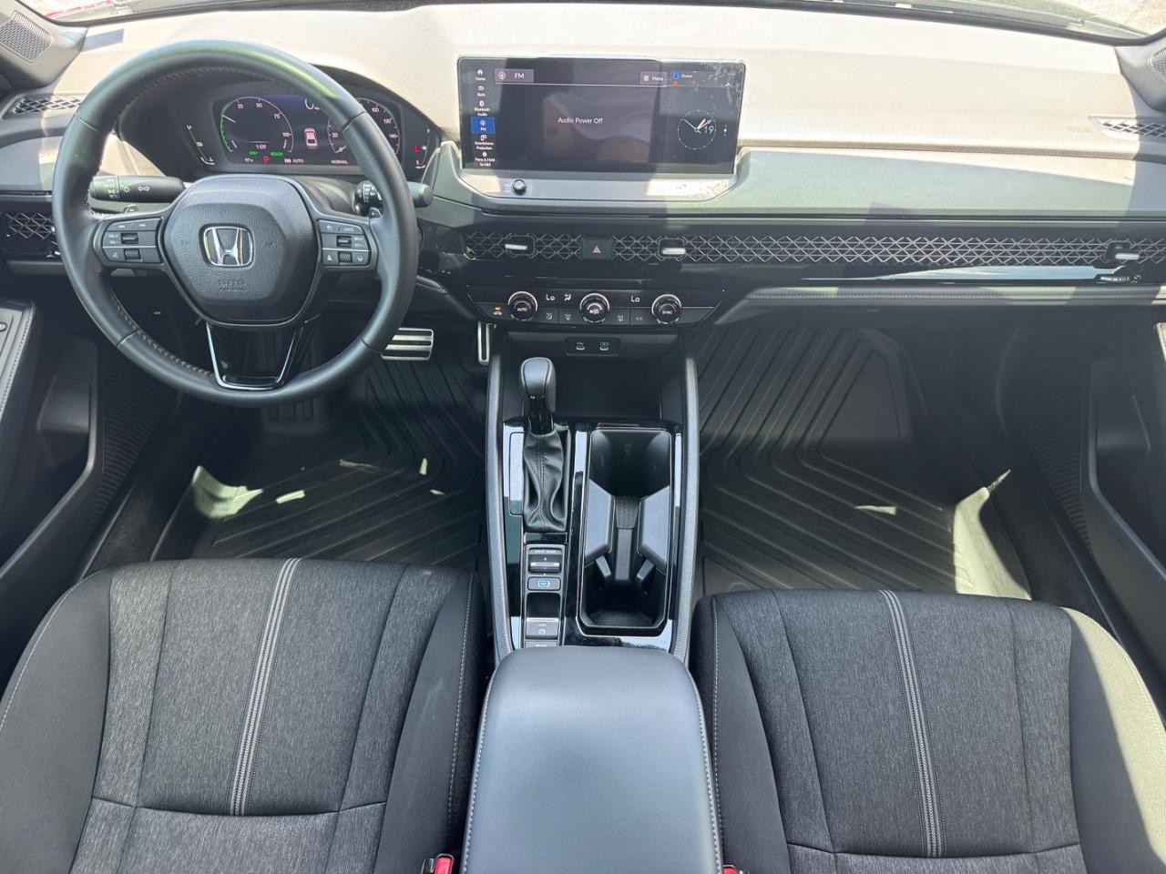 Honda Accord Hybrid Vehicle Full-screen Gallery Image 12