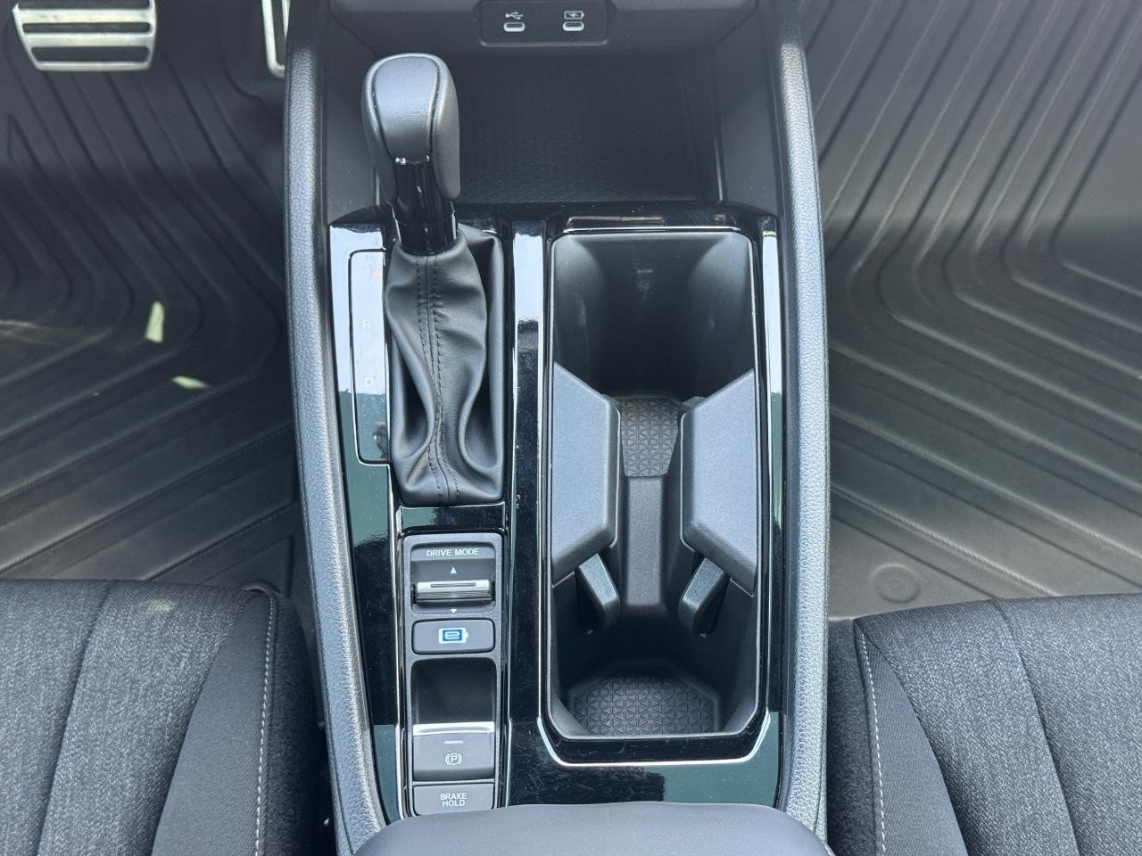 Honda Accord Hybrid Vehicle Full-screen Gallery Image 16